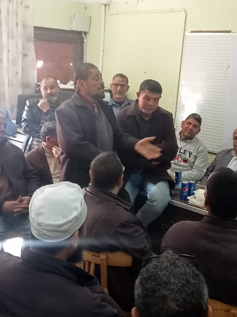 مرشدون بالفيوم ينظمون ممر تكريمي لزميلهم عند بلوغه سن التقاعد (5)