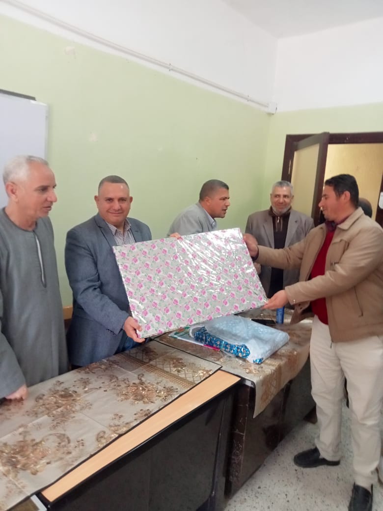 مرشدون بالفيوم ينظمون ممر تكريمي لزميلهم حتى بلوغه سن التقاعد (6)
