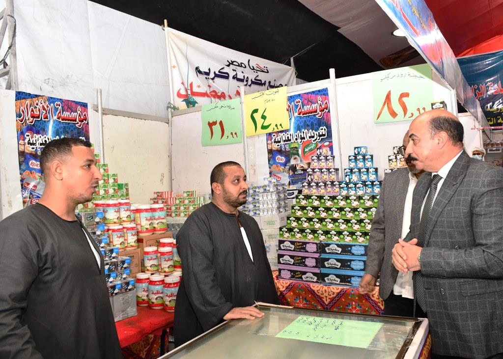 محافظ أسوان يتابع تخفيضات السلع