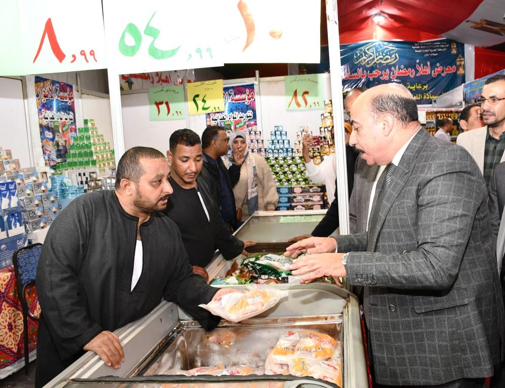 محافظ أسوان يتفقد الأسعار