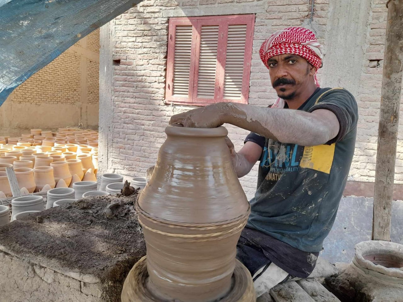 صناعة الفخار في قرية يعمل سكانها بالفخار (3)