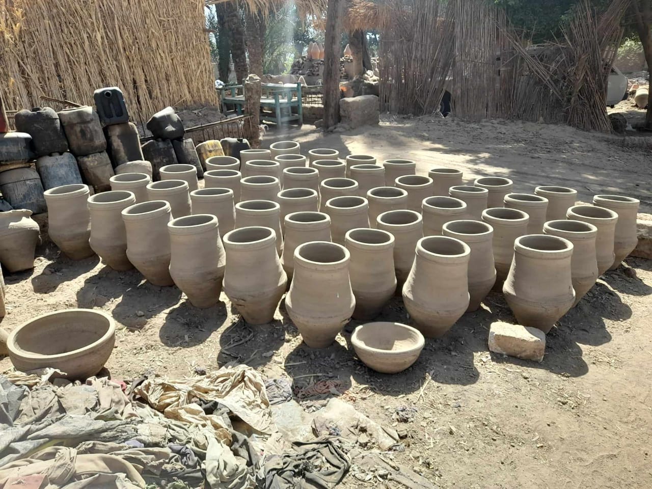 صناعة الزير في قرية يعمل سكانها بالفخار  (2)