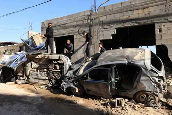 سيارات مدمرة نتيجة القصف