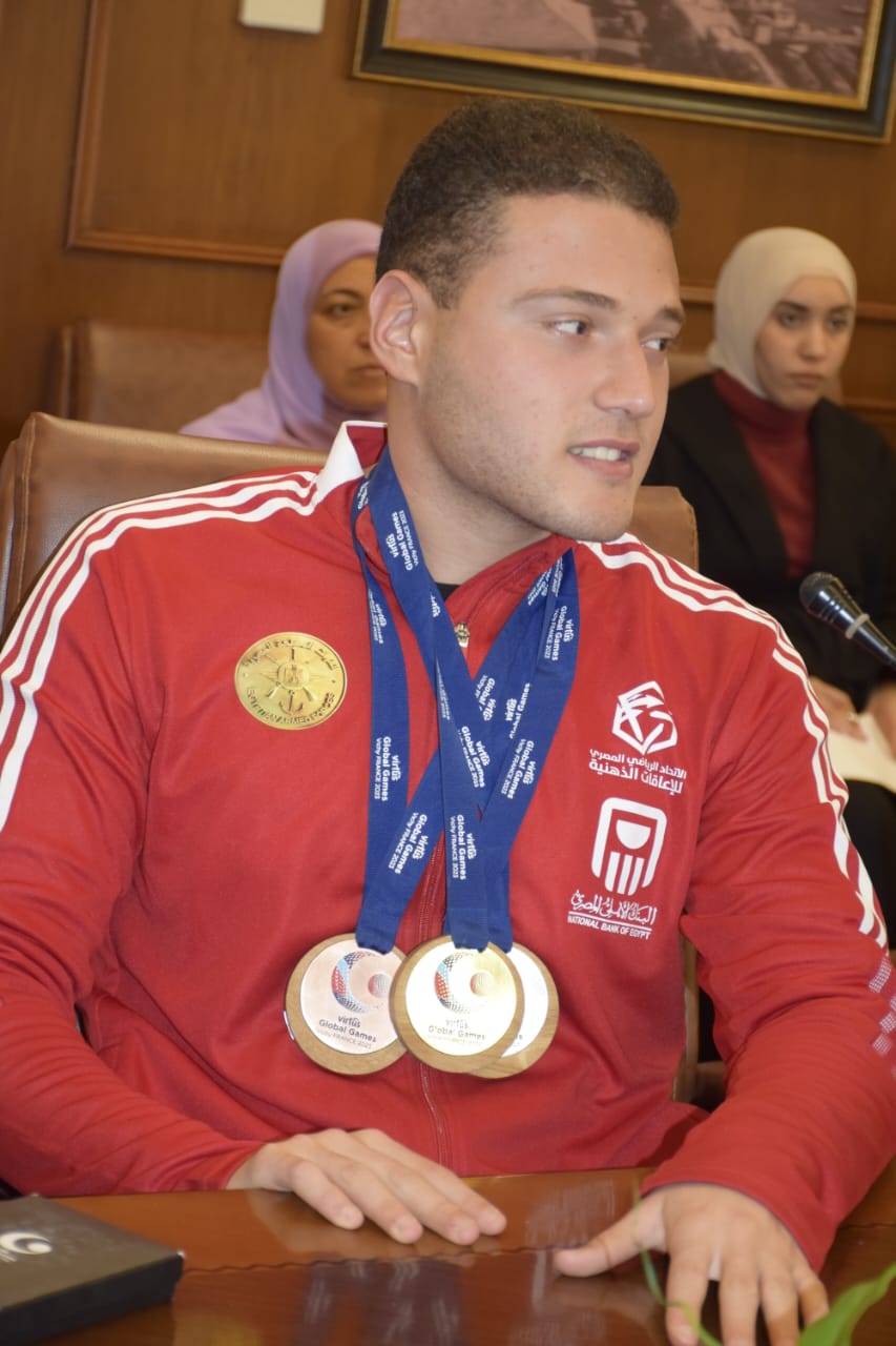 محمد ابو جودة بطل العالم فى السباحة