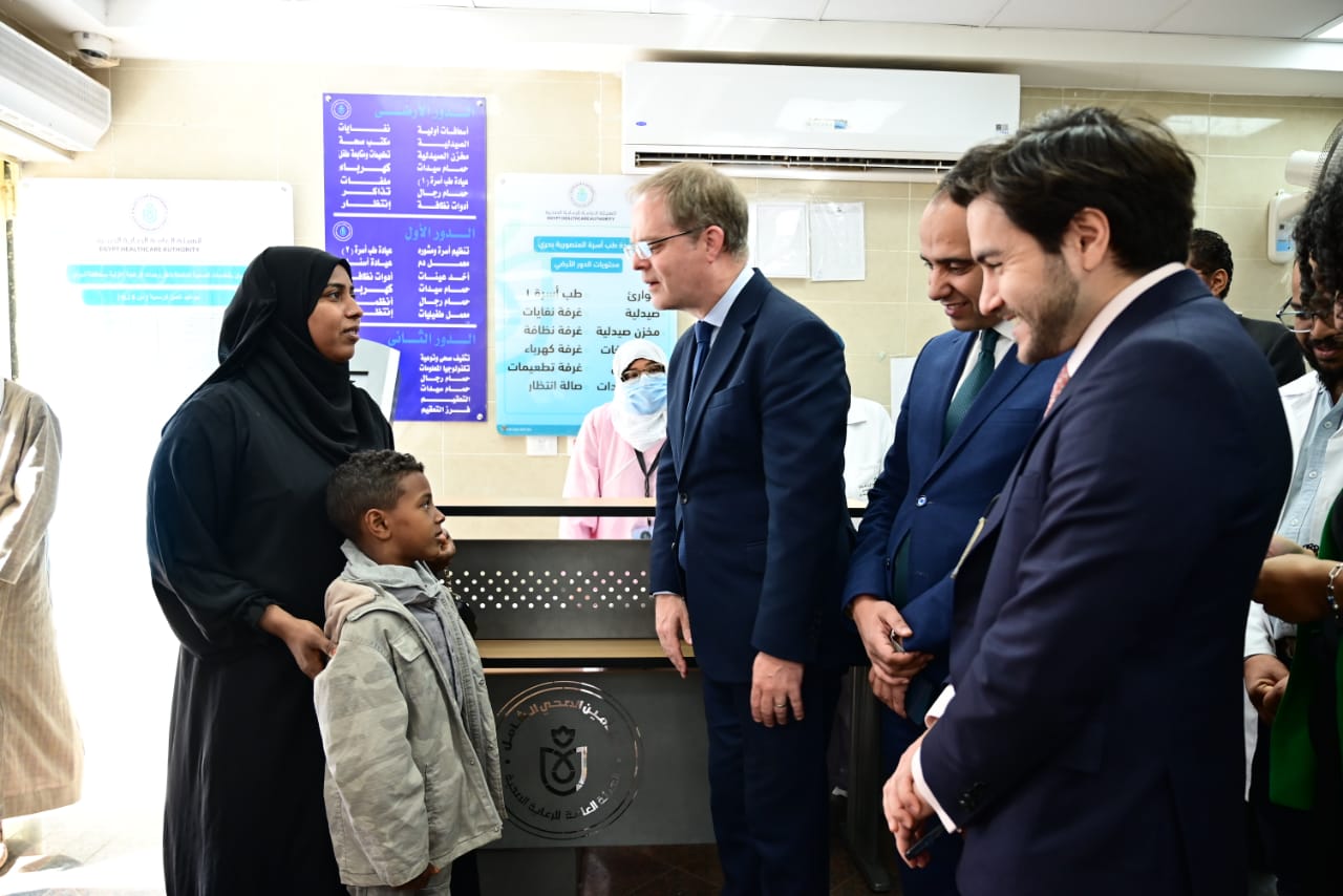السفير البريطاني بالقاهرة يزور منشآت هيئة الرعاية الصحية  بمحافظة أسوان 