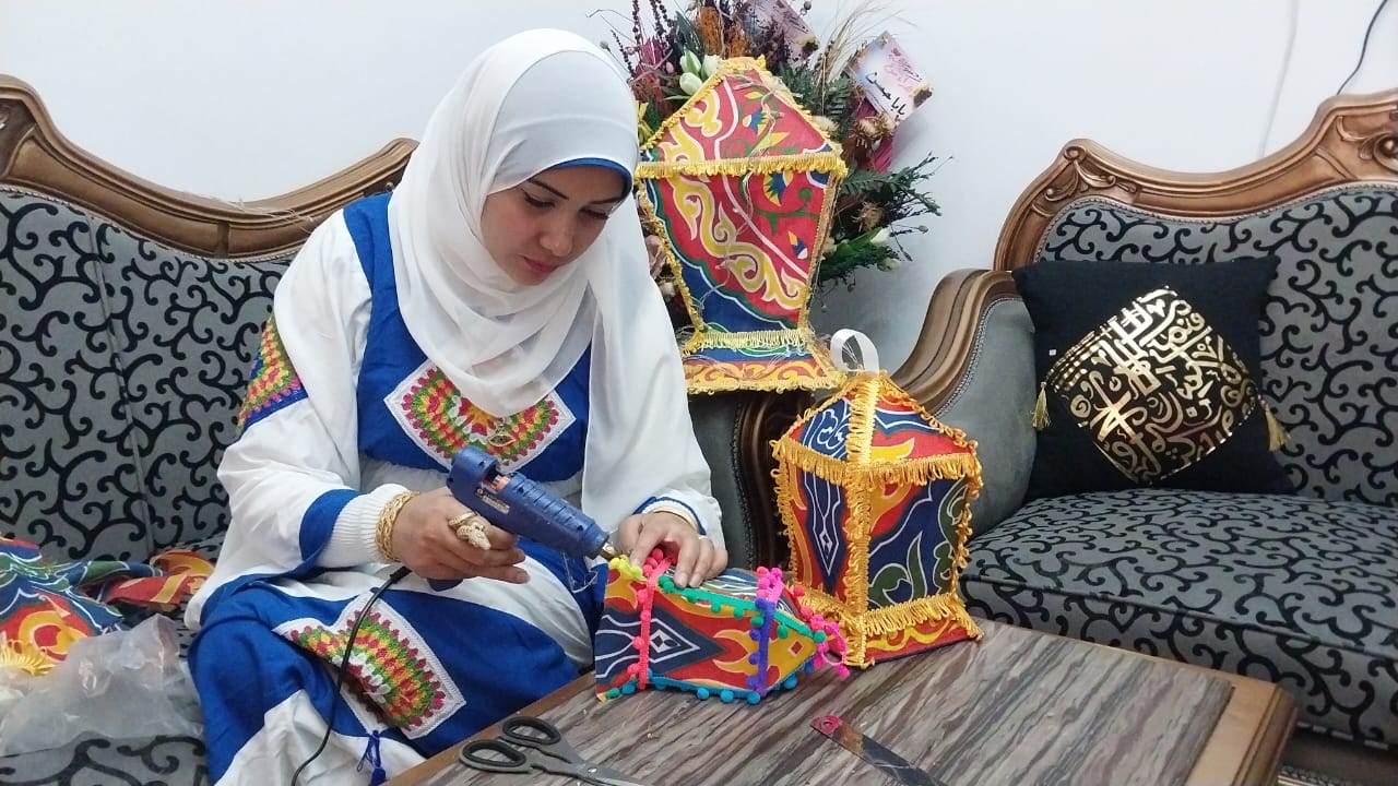 صناعة فوانيس رمضان من الكرتون والخيام (2)