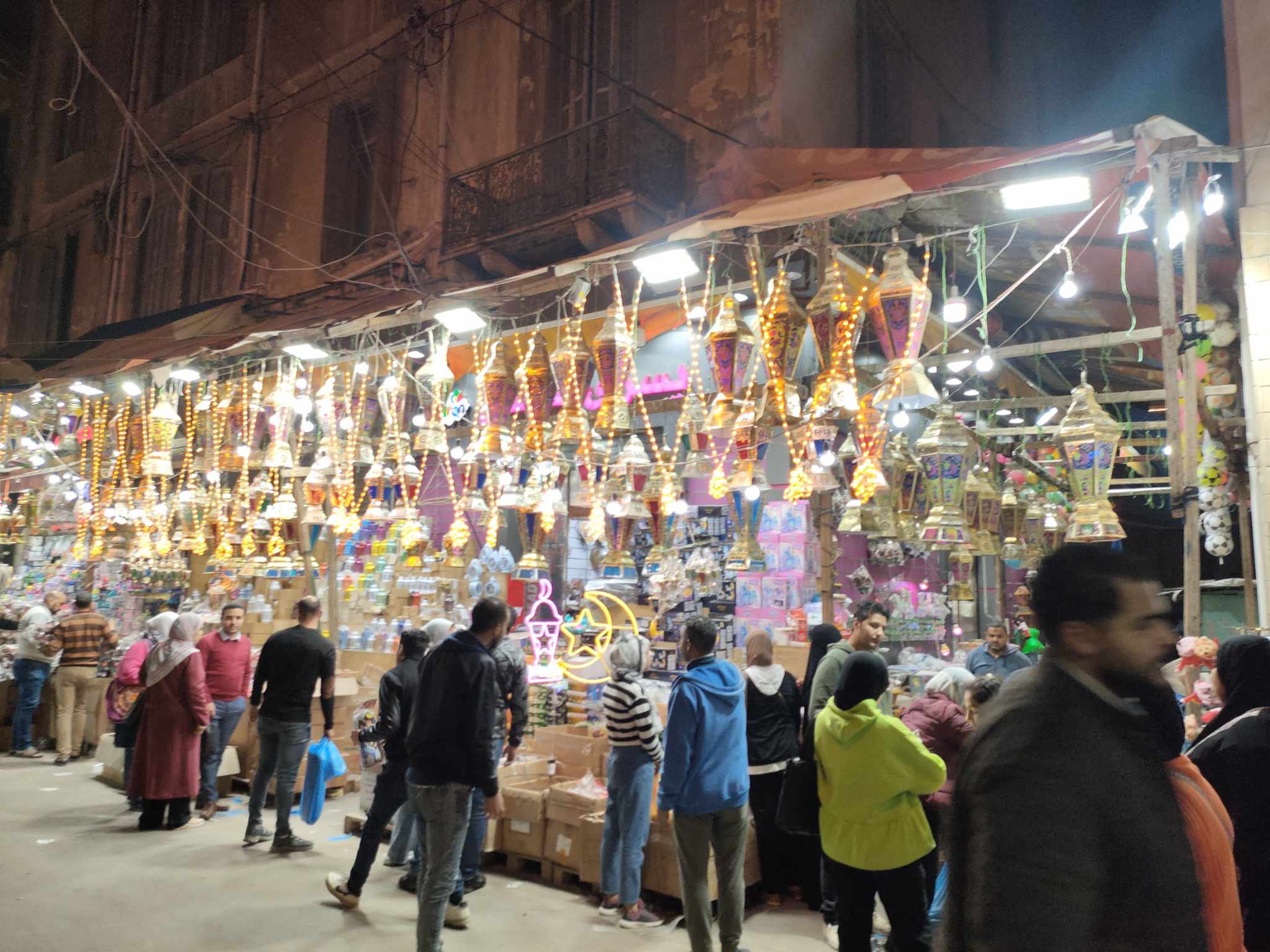 اقبال بشوراع سوق المنشية بالإسكندرية