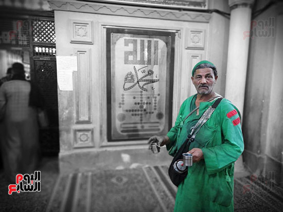 العم-محمود-السقا-40-عاما-يتردد-على-المسجد--(1)