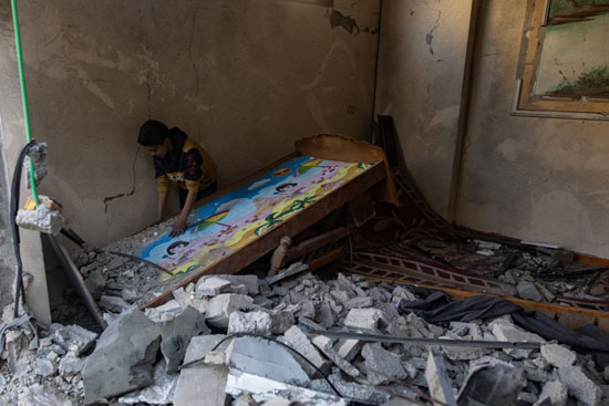 طفل داخل منزل مدمر نتيجة القصف