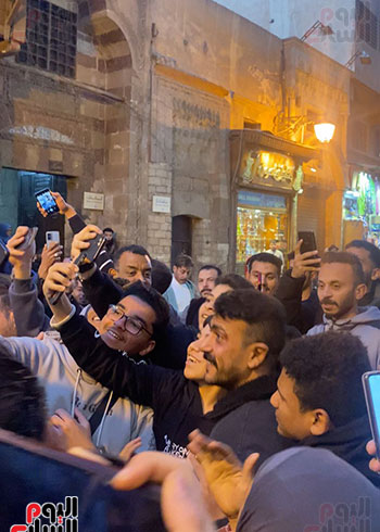 العوضى يلتقط الصور مع الجمهور بالمعز فى كواليس تصوير مسلسله حق عرب (1)