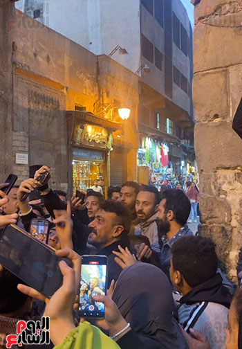 العوضى يلتقط الصور مع الجمهور بالمعز فى كواليس تصوير مسلسله حق عرب (2)