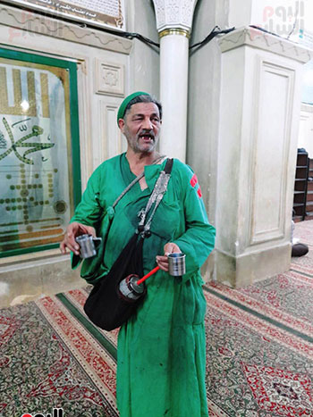 العم-محمود-السقا-40-عاما-يتردد-على-المسجد--(4)