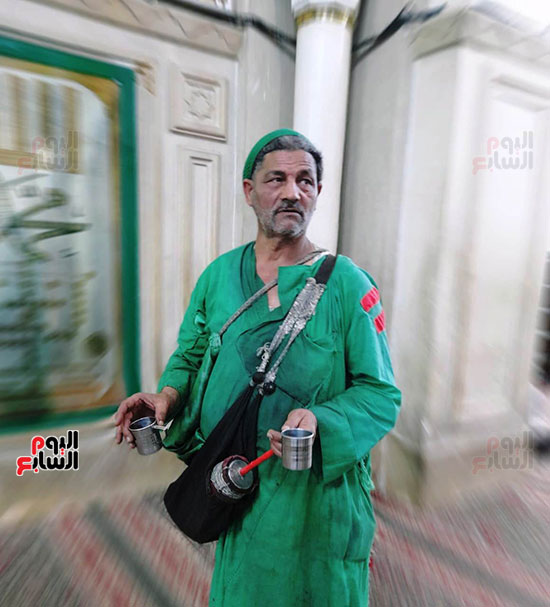 العم-محمود-السقا-40-عاما-يتردد-على-المسجد--(2)