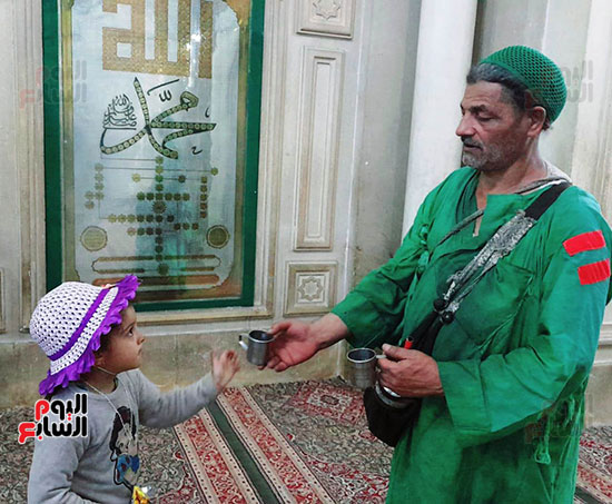 العم-محمود-السقا-40-عاما-يتردد-على-المسجد--(3)
