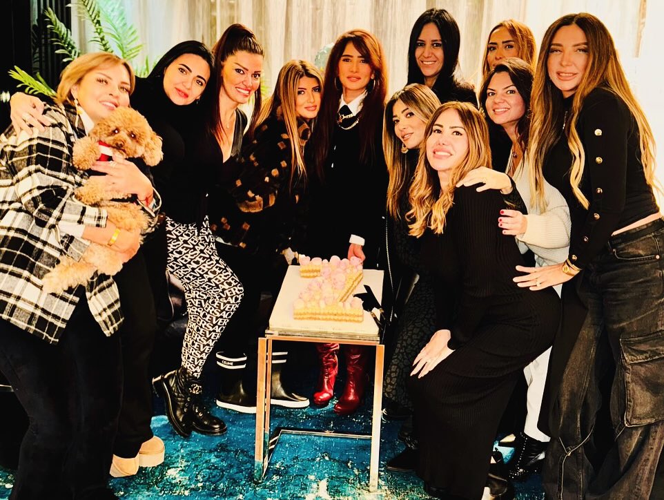 زينة تحتفل بعيد ميلادها مع صديقاتها(9)