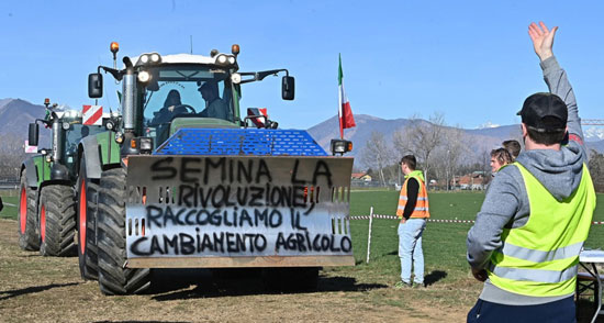 يحتج المزارعون الإيطاليون على السياسات الوطنية والأوروبية للزراعة