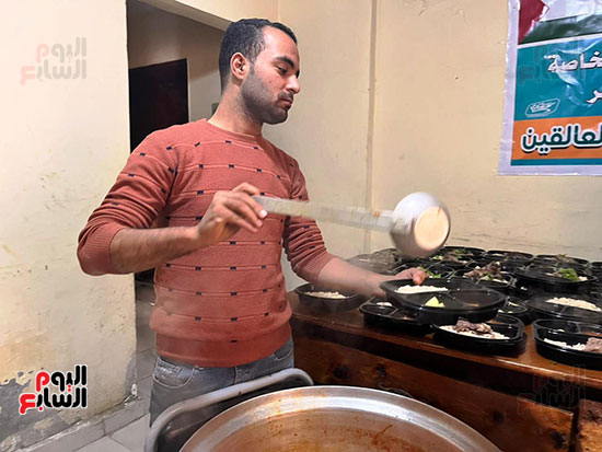 خلال-تجهيز-وجبات-اهل-سوهاج-للعالقين-الفلسطينيين-بالعريش