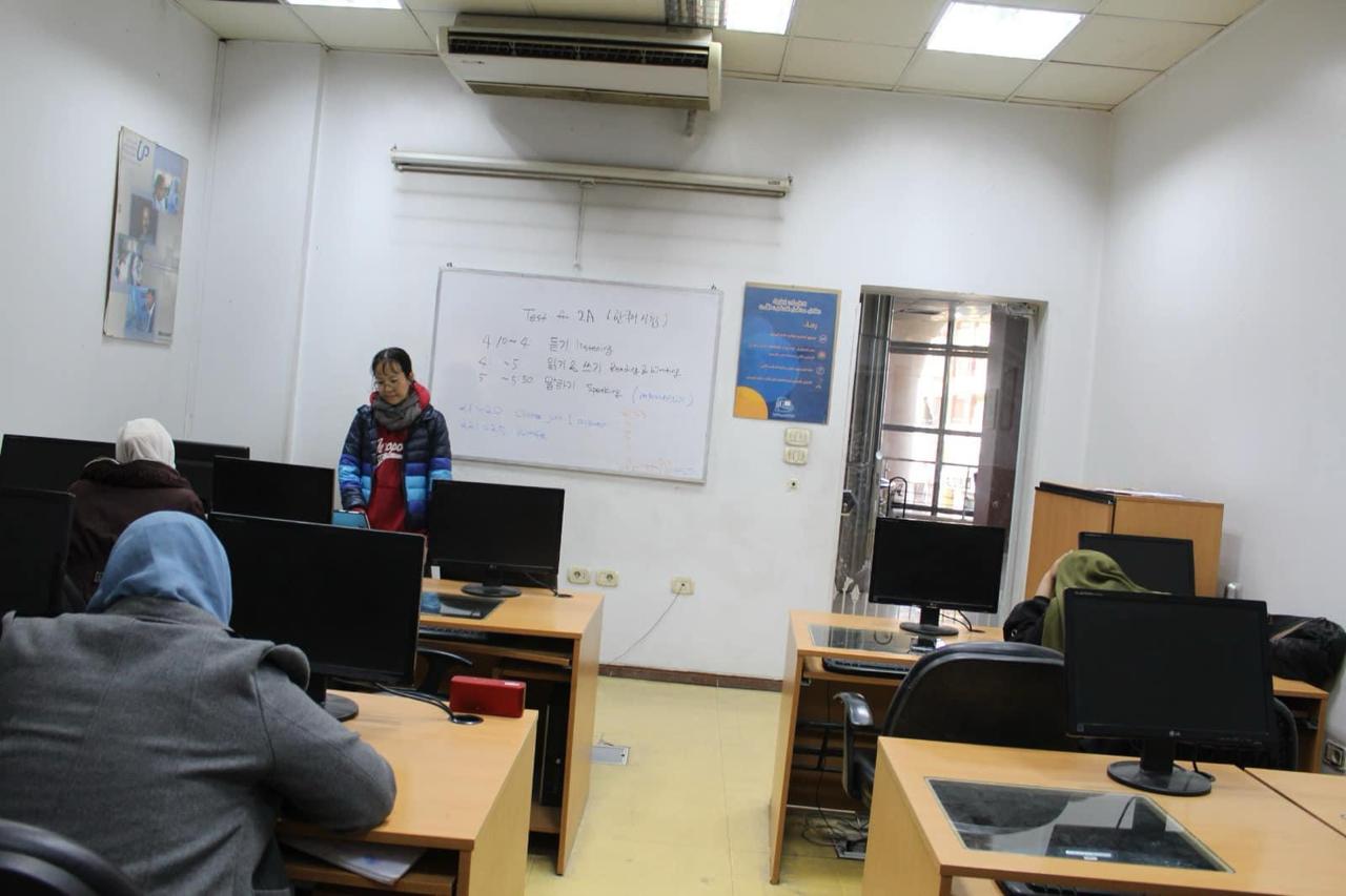 التدريس لدفعة جديدة من المتقدمين لمنحة اللغة الكورية بالمكتبة