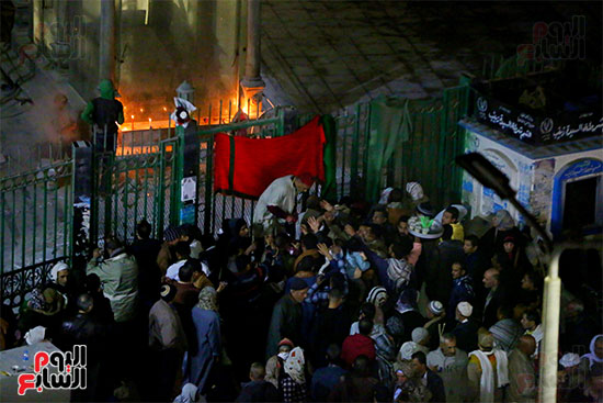 المواطنون أمام سور مسجد السيدة زينب
