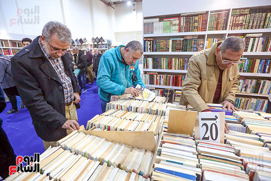 كبار السن يشترون الكتب من معرض الكتاب