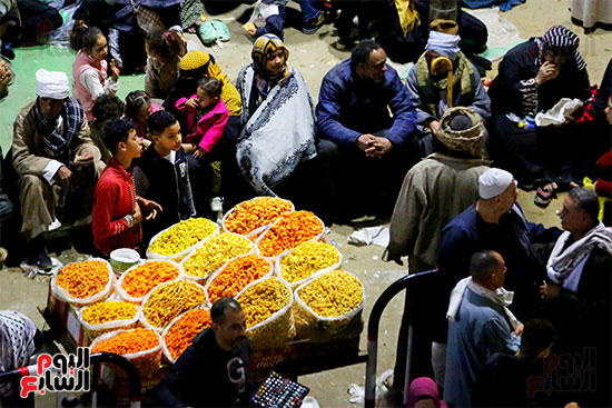 البائعون أمام مسجد السيدة زينب