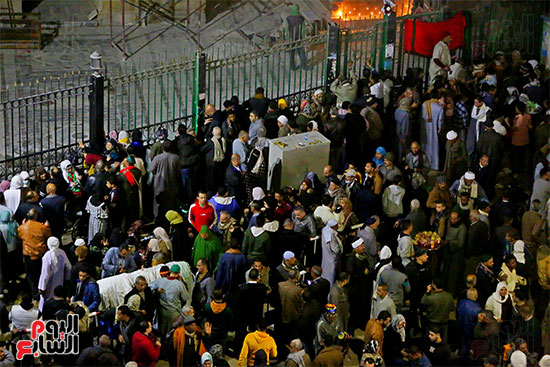 المواطنون أمام مسجد السيدة زينب