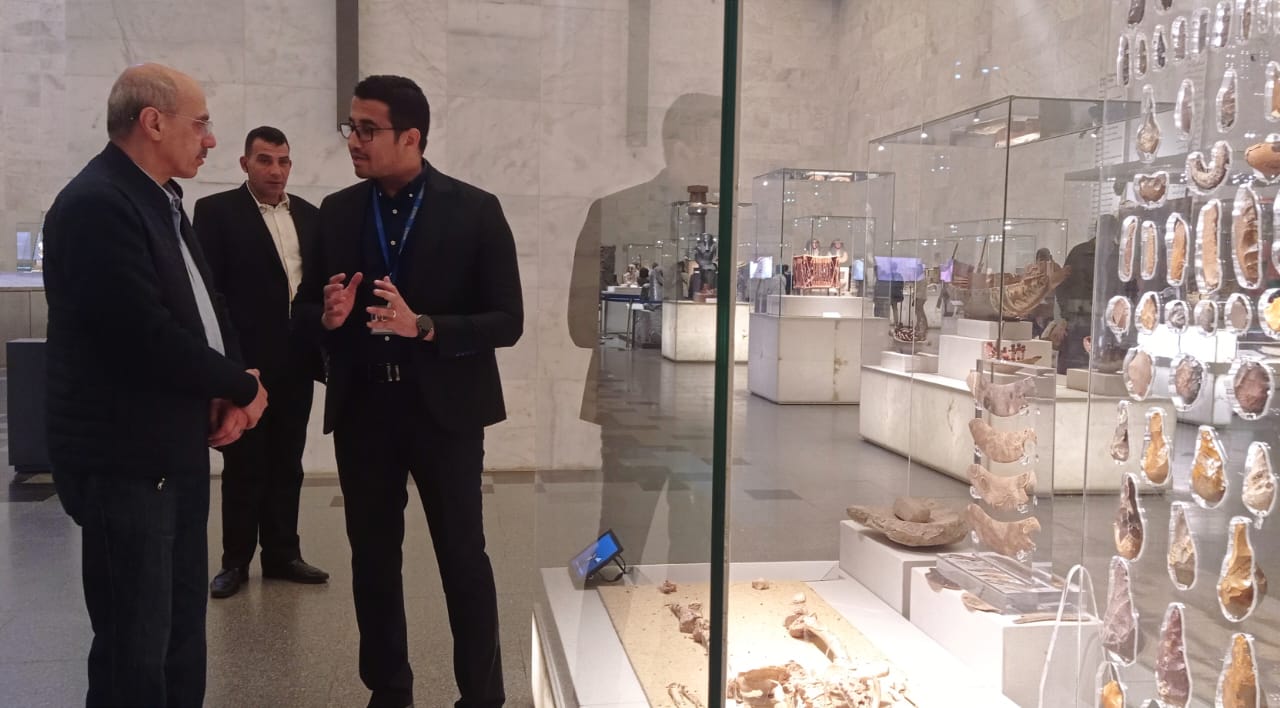 رئيس مجموعة البنك الإسلامي للتنمية خلال جولته في متحف الحضارة