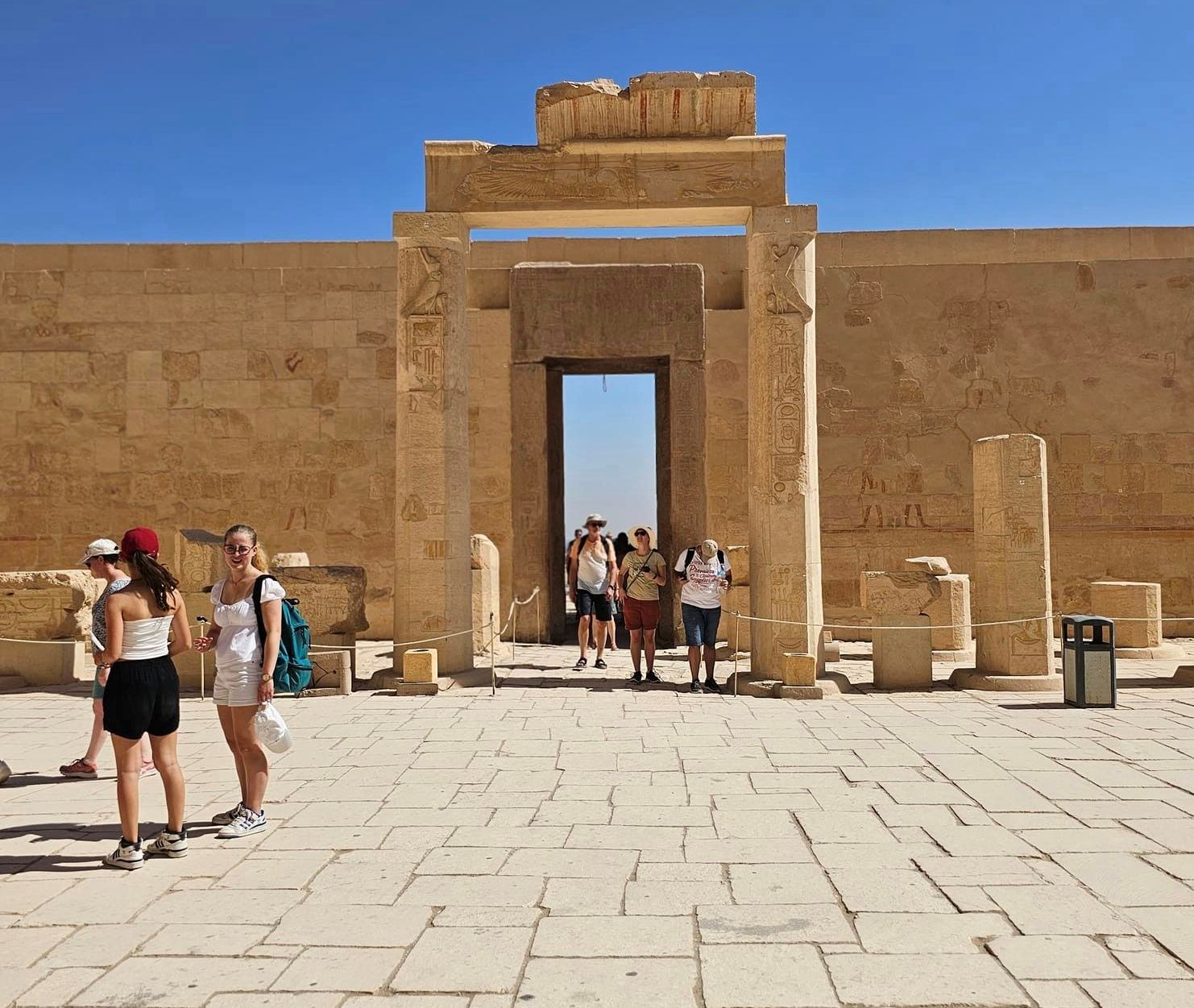 السياح يستمتعون بزيارة معبد الملكة حتشبسوت
