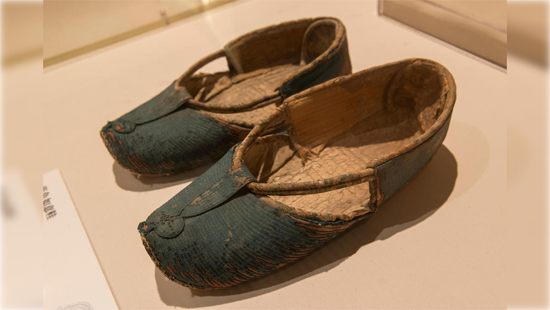 حذاء من جلد الماعز داخل مقبرة صينية