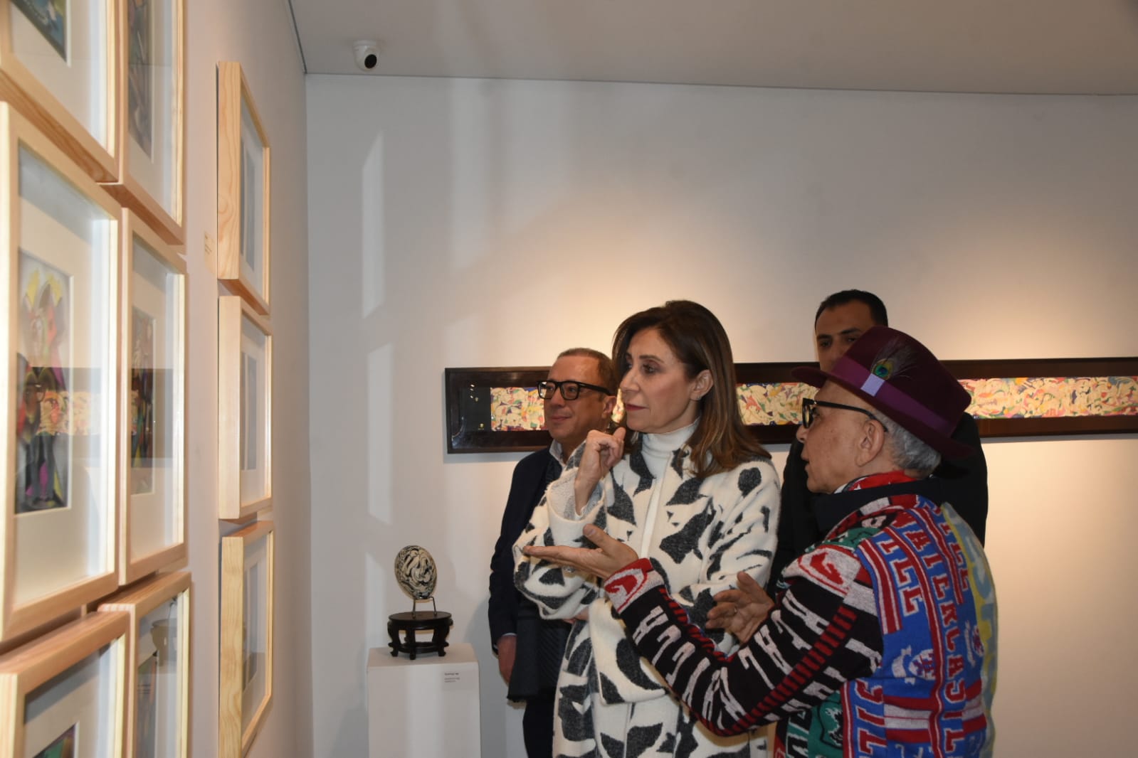 وزيرة الثقافة خلال افتتاح المعرض