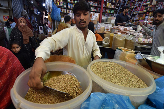 الباكستانيون يتسوقون قبل شهر رمضان المبارك لدى المسلمين في باكستان (11)