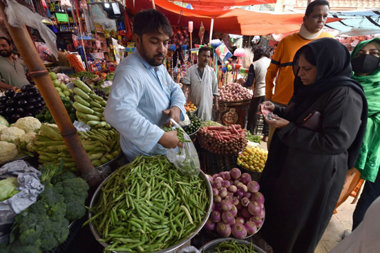 الباكستانيون يتسوقون قبل شهر رمضان المبارك لدى المسلمين في باكستان (10)