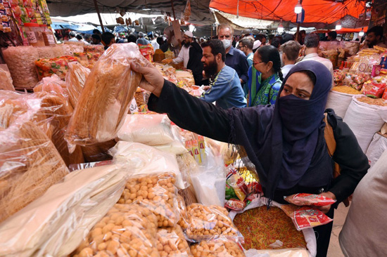 الباكستانيون يتسوقون قبل شهر رمضان المبارك لدى المسلمين في باكستان (4)