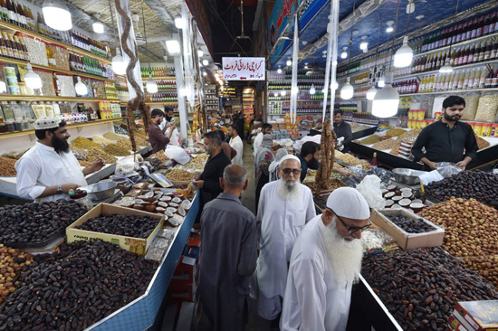الباكستانيون يتسوقون قبل شهر رمضان المبارك لدى المسلمين في باكستان (2)