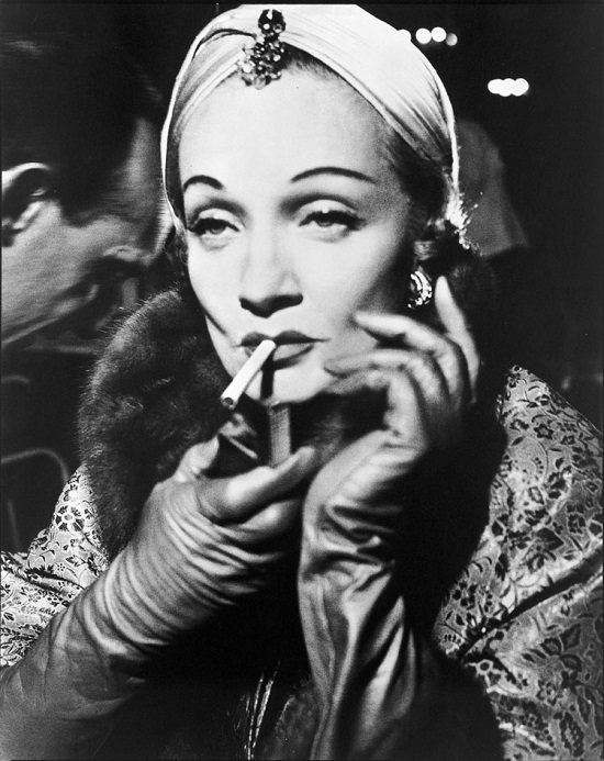 مارلين ديتريش، ترتدي عمامة كريستيان ديور – 1955 – فندق ريتز، باريس