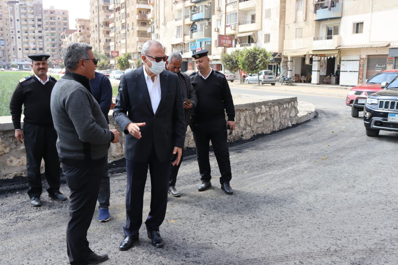  محافظ القليوبية يجرى جولة ميدانية لمتابعة أعمال رصف طريق أبو حشيش (5)