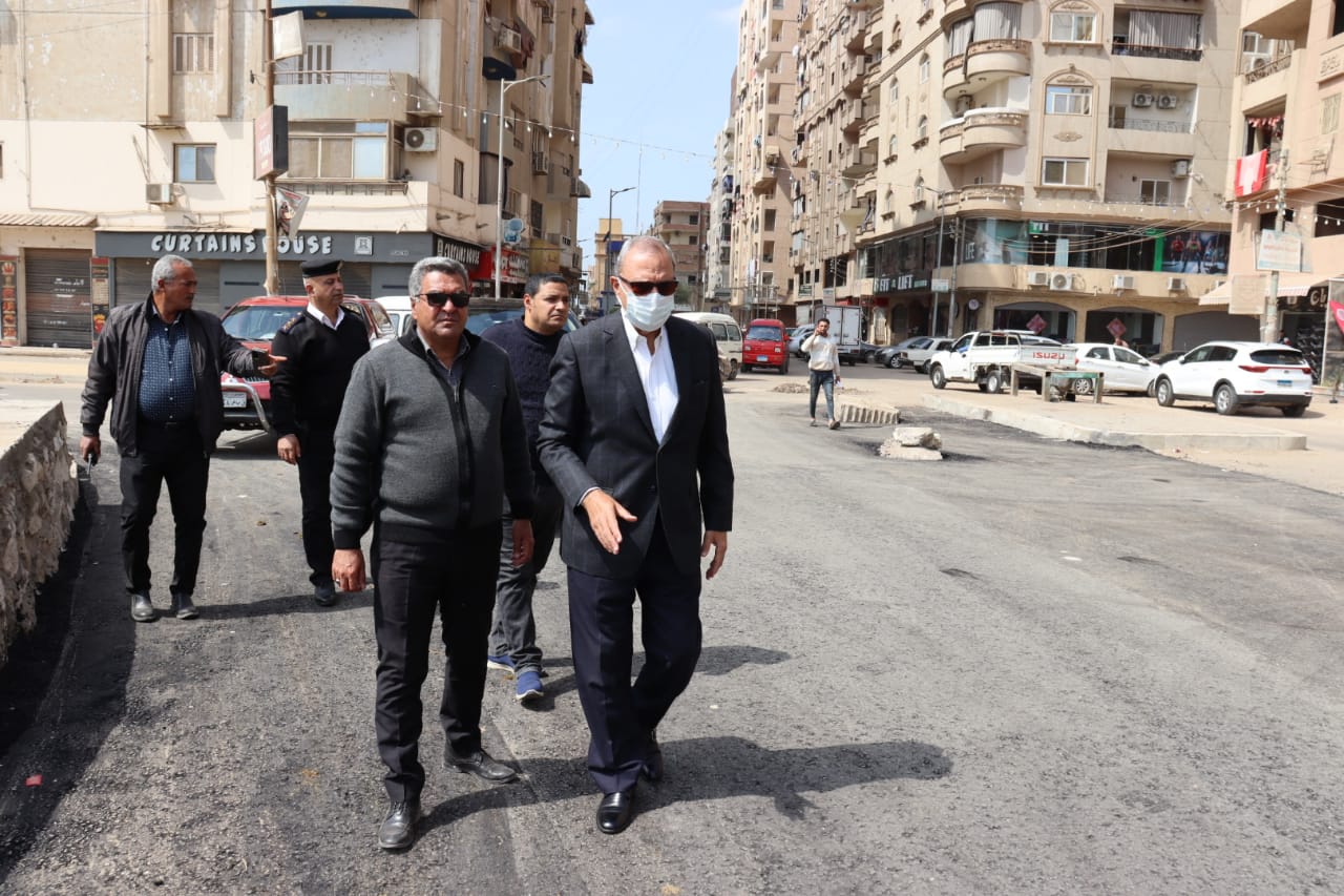  محافظ القليوبية يجرى جولة ميدانية لمتابعة أعمال رصف طريق أبو حشيش (4)