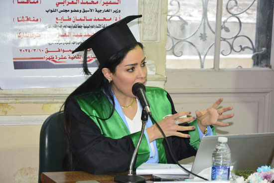 أمل الحناوى بعد حصولها على درجة الماچستير فى العلوم السياسية بامتياز (2)