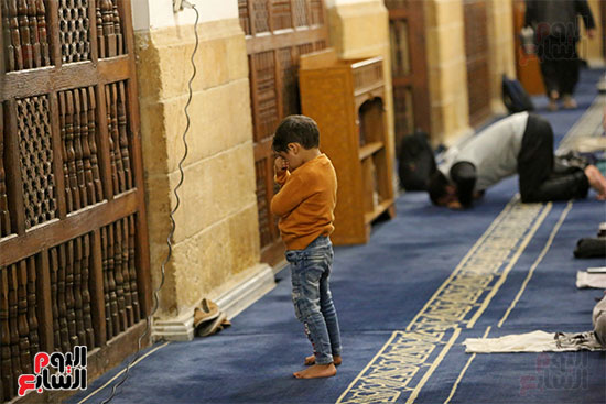 طفل يصلى التراويح