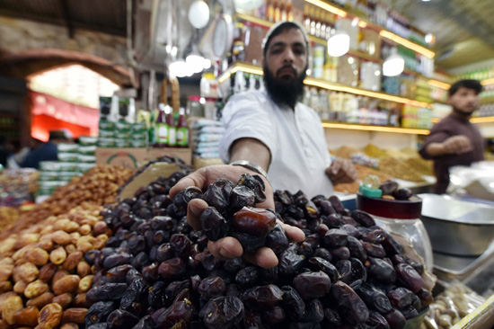 الباكستانيون يتسوقون قبل شهر رمضان المبارك لدى المسلمين في باكستان (6)