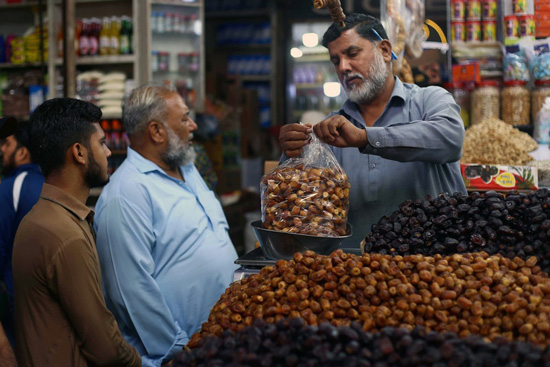 الباكستانيون يتسوقون قبل شهر رمضان المبارك لدى المسلمين في باكستان (5)