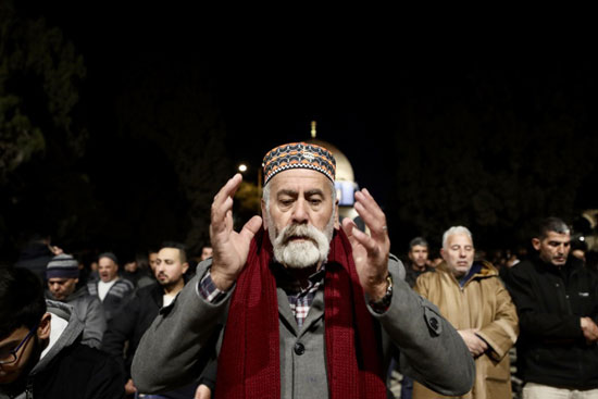 مسن فلسطينى يودى صلاتى العشاء والترويح  فى رحاب الأقصى