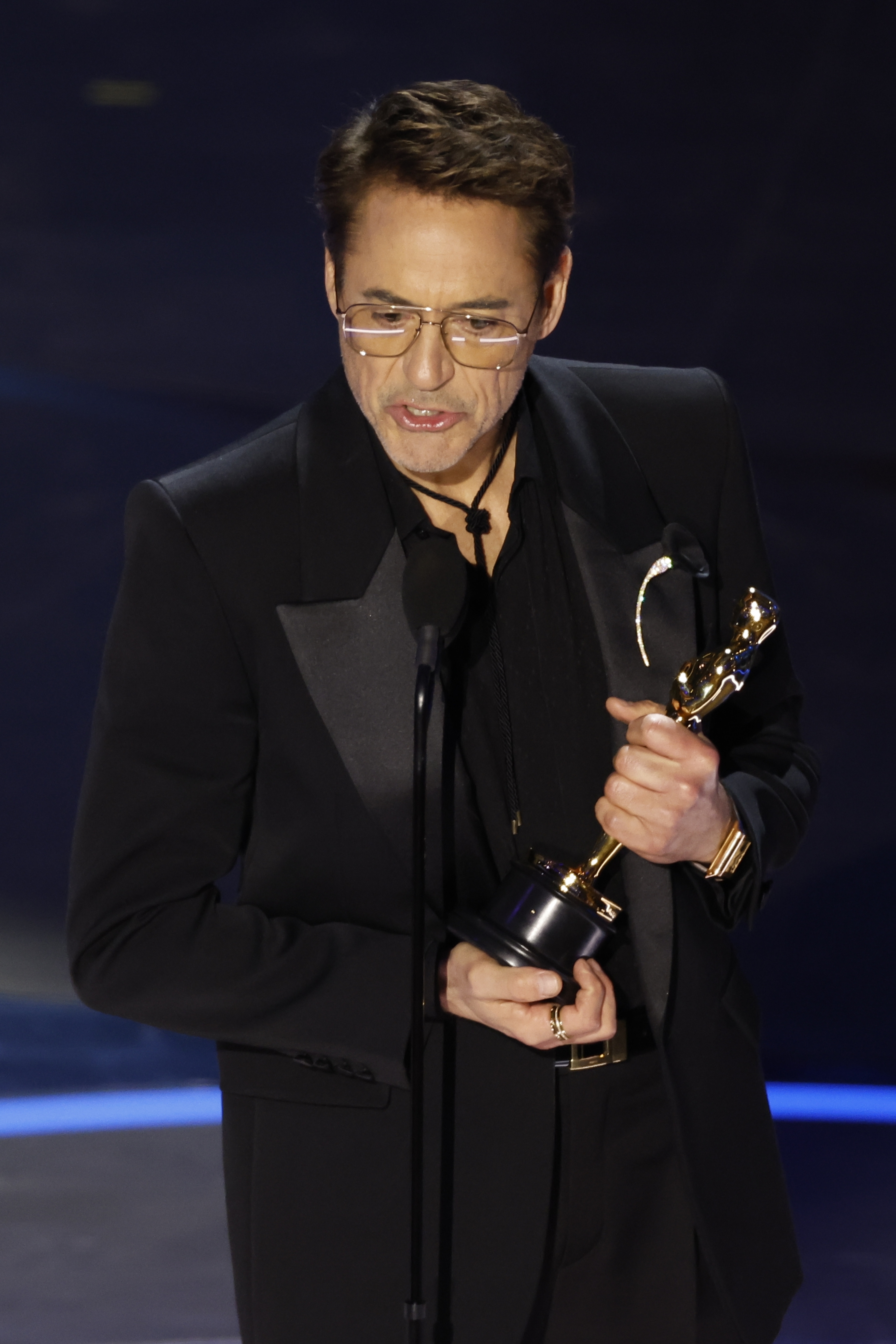 روبرت داوني جونيور الفائز بجائزة افضل ممثل مساعد في الأوسكار