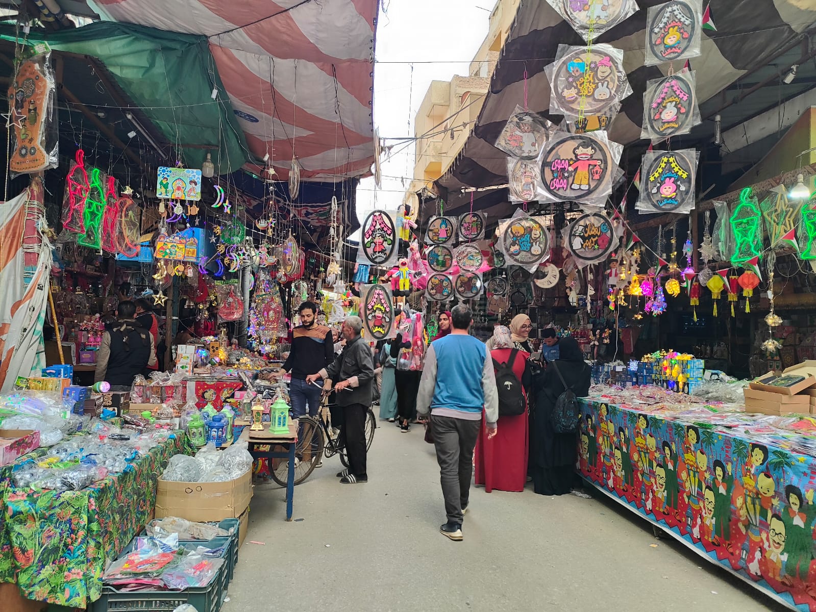  جولة في شارع مكة أشهر شوارع الإسماعيلية لبيع الفوانيس والزينة (6)