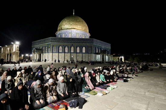 آلاف الفلسطينيين يودون  صلاتي العشاء والتراويح في رحاب المسجد الأقصى (1)