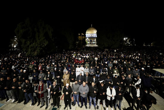 آلاف الفلسطينيين يودون  صلاتي العشاء والتراويح في رحاب المسجد الأقصى (2)