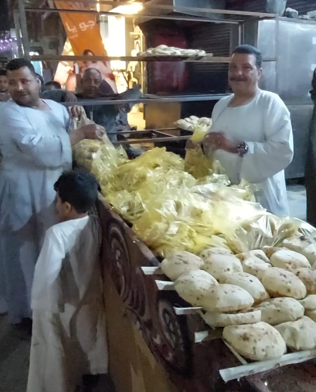صاحب مخبز قبطي يوزع الخبز على المواطنين مجانا بمناسبة شهر رمضان