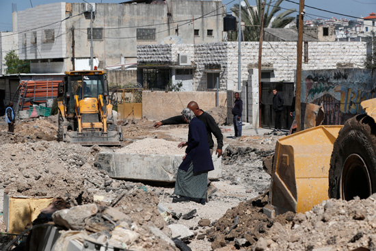 أضرار في مخيمي نور شمس وطولكرم بالضفة الغربية بعد الغارة التي شنها الجيش الإسرائيلي ليلاً (6)