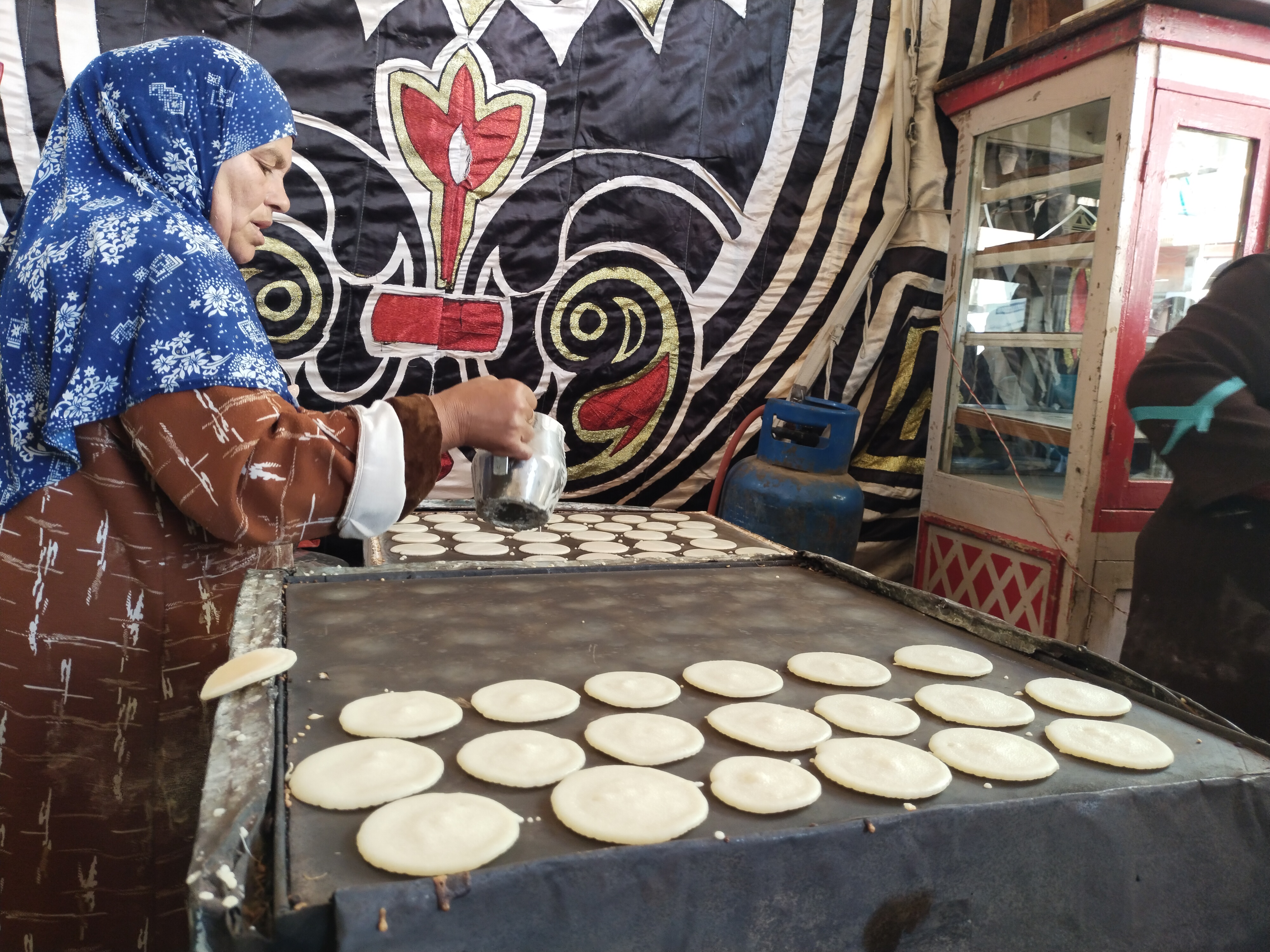 الحاجة سيدة وتبدع في صناعة الكنافة والقطايف وحلويات رمضان (4)