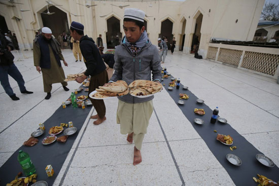 تجهيز موائد الافطار داخل مساجد كراتشى